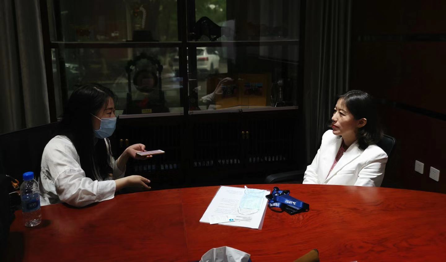 左：第一财经记者黄思瑜 右：心脉医疗总经理苗铮华