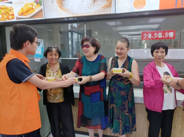 同花顺e配 石泉路街道开展“清凉一夏”关怀行动