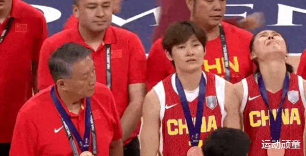 尚求100 女篮亚洲杯出现“偷笑门”! 多名队员哭了, 她却嬉笑, 球迷: 没心没肺
