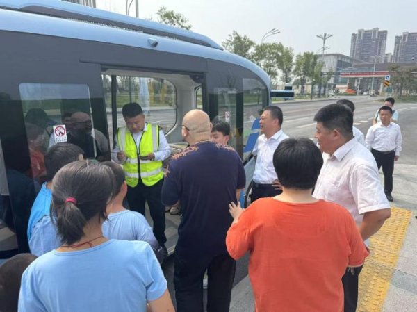 富裕配 近500人尝鲜！济南首条L4级智能网联公交开通满月