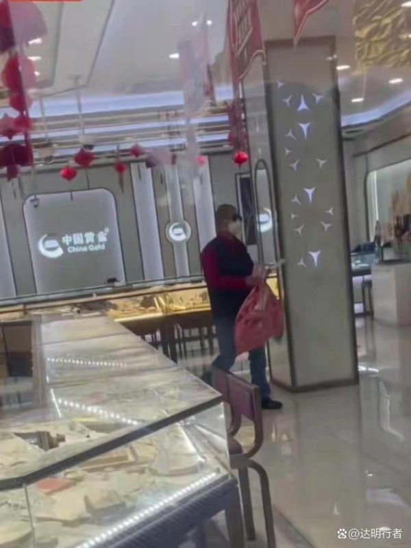 天胜资产 男子持械抢劫商场黄金 警方火速追回 金价高位闹剧